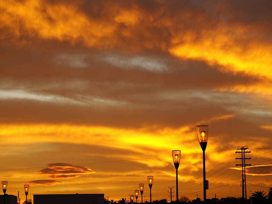 cel, sol, posta de sol, espanya, espanyol, espana, foc, núvols, europa, costa brava, Benidorm, paisatge, foto, fotografia, taronja, or, daurat, núvol - cel, color taronja, cel dramàtic, silueta, cap gent, naturalesa, bellesa a la natura, escenics - natura, llum del carrer, a l'aire lliure, arquitectura, equips d’il·luminació, vista d’angle baix, estructura construïda, idíl·lic, vespre, comunicació, electricitat, 2K