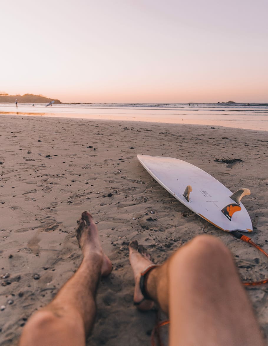 Person, Sitzung, Strand, Surfbrett, Vorderes Meer, lügen, Sandstrand, Sand, Surfen, Himmel, Land, niedriger Abschnitt, menschliches Körperteil, Wasser, Freizeitbeschäftigung, Meer, Männer, Menschen, Natur, persönliche Perspektive, Körperteil, echte Menschen, Lebensstile, Entspannung, menschliches Bein, klarer Himmel, draußen, menschlicher Fuß, menschliches Glied, 4K