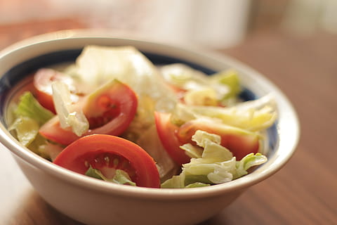ensalada, tomates, ensalada, los tomates, vegetal, comida y bebida, comida, cuenco, alimentación saludable, bienestar, tomate, Fruta, frescura, de cerca, adentro, foto de estudio, nadie, ensaladera, enfoque selectivo, listo para comer, centrarse en primer plano, comida vegetariana, cebolla, cena, bocadillo, Chile jalapeño, 5K, CC0, dominio público, libre de derechos