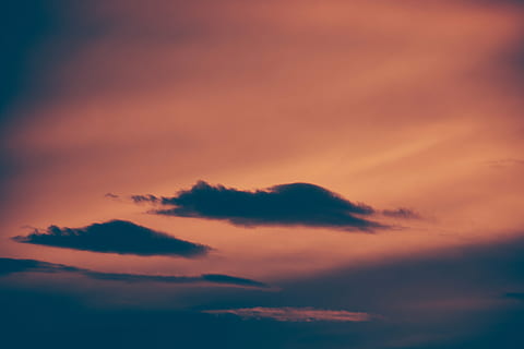 awan, langit, keemasan, jam, matahari terbenam, senja, awan - langit, langit yang dramatis, pemandangan, alam, cloudscape, keindahan di alam, adegan yang tenang, scenics - alam, ketenangan, latar belakang, warna oranye, suasana, lingkungan Hidup, idilis, tidak ada orang, perasaan kagum, langit murung, di luar rumah, angin, meteorologi, abstrak, gelap, ungu, 5K, CC0, domain publik, bebas royalti