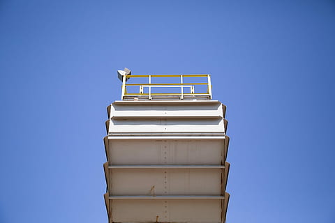 marc d'acer blanc, blanc, Estructura d'acer, arquitectura, blau, cel, a l'aire lliure, estructura construïda, exterior de l'edifici, casa, cel clar, indústria, vista d’angle baix, cap gent, dia, còpia espai, naturalesa, llum solar, metall, barana, animal, torre, temes d'animals, seguretat, 1080P