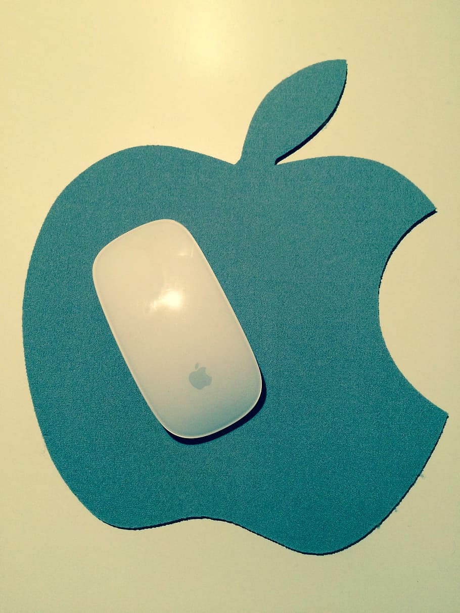 Apfel, Büro, Mauspad, Maus, Studioaufnahme, farbiger Hintergrund, keine Leute, Nahansicht, drinnen, Tag, Kunst und Handwerk, Kreativität, Stillleben, Darstellung, Blau, einzelnes Objekt, Kunst, Papier-, Tabelle, gestalten, Tierdarstellung, High Angle View, Gelb, Design, zwei Objekte, 2K