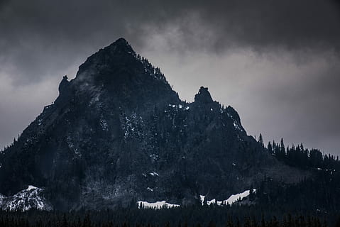 roccioso, montagna, offuscare, cielo, montagna durante la notte, nube, nuvoloso, foresta, albero, cresta, picco, collina, bianca, nero, viola, tempestoso, buio, bellezza nella natura, scenics - natura, nuvola - cielo, catena montuosa, picco di montagna, la neve, natura, roccia, solido, temperatura fredda, Inquadratura dal basso, la tranquillità, inverno, roccia - oggetto, ambiente, scena tranquilla, nessuno, all'aperto, 5K, CC0, dominio pubblico, privo di copyright