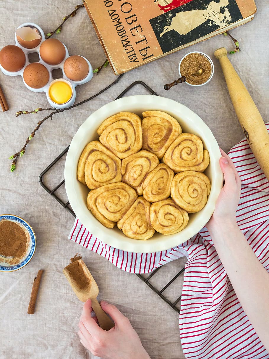 dret, humà, mà, celebració, ceràmica, bol, pastisseria, cocció, cuinar, pastes, cuina, Cuinar els aliments, nutrició, menjar, dolços, postres, enfornar, saborós, la massa, muffin, bun, pa de canyella, plat, farina, pa, esmorzar, gust, primer pla, natura morta, menjar i beguda, ou, directament a sobre, preparació, vista d’angle alt, a l'interior, casolà, frescor, una persona, mà humana, part del cos humà, estri de cuina, taula, utensili per menjar, alimentació saludable, cullera, benestar, persones reals, preparar el menjar, dit, 4K