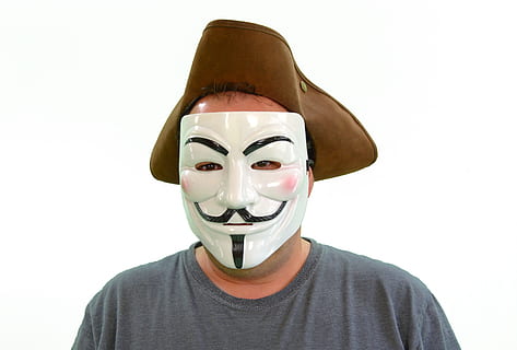 la personne, gris, t-shirt à col rond, portant, anonyme, pirate, anarchie, masque, fuite, fuite de données, faille de sécurité, punaise, homme, www, code, binaire, fantôme, visage, l'Internet, web sombre, démon, troll, il a, terrible, habillé, caché, fond blanc, Seulment les adultes, adulte, vue de face, photo du visage, un seul homme, déguisement, une personne, portrait, prise de vue en studio, masque - déguisement, à l'intérieur, fermer, Activité de loisir, visage obscurci, Vêtements décontractés, jeune adulte, modes de vie, regarder la caméra, personne méconnaissable, coupé, visage humain, 4K, CC0, domaine public, libre de droits