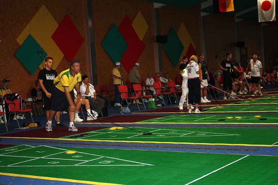 shuffleboard, joc, competició, superfície, tribunal, jugadors, jugant, endins, interior, arquitectura, hohenroda, Alemanya, torneig, equips, esport, gran grup de persones, espectador, gent, activitat, futbol, grup de persones, persones reals, longitud completa, homes, activitat d'oci, bandera, dones, adult, multitud, estils de vida, esport d’equip, color verd, roba casual, emoció, mascles, 1080P