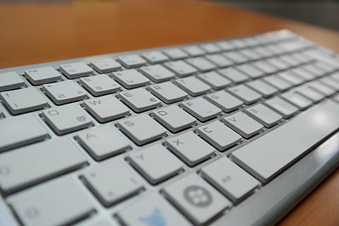 alb, tastatura, maro, de lemn, suprafaţă, asdf, tastatură, calculator, intrare, chei, hardware-, scrisori, PC, Atingeți, font, părăsi, periferic, accesorii, dispozitiv periferic, argint, qwerty, echipamente de calcul, tehnologie, comunicare, a închide, tehnologia fără fir, computere, conexiune, nici o persoana, cheia computerului, scrisoare, în interior, laptop, selectiv, masa, text, alfabet, să se concentreze asupra primelor elemente, argintiu colorat, 5K, CC0, domeniu public, fără drepturi de autor