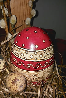 Nest, Osterei, Osternest, Ostern, Osterthema, Frohe Ostern, Ei, Ostereier, Ostergruß, Osterzweig, Dekoration, bemaltes Ei, Stroh, Osterdekoration, rot, Nahansicht, keine Leute, drinnen, Tag, Urlaub, Feier, Kunst und Handwerk, Kunst, Stillleben, Weihnachtsdekoration, Kreativität, Darstellung, Muster, Weihnachtsverzierung, Holz - Material, 1080P, CC0, gemeinfrei, lizenzfrei