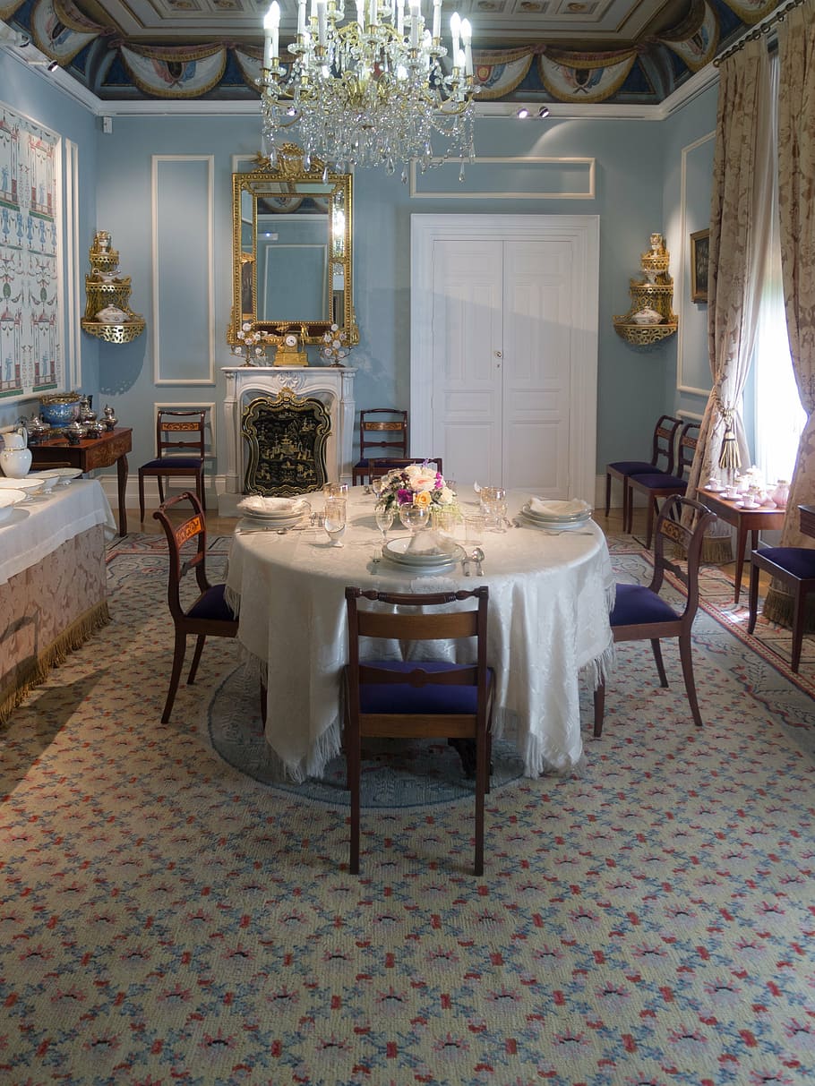 sala da pranzo, romantico, ambiente, tavolo, luce, illuminato, decorazione, barocco, cenare, mangiare, borghese, candeliere, tappeto, sedie, lusso, in casa, ristorante, eleganza, arredamento, sedia, posto a sedere, mobilia, assenza, interno di casa, tovaglia, ambientazione, nessuno, tavolo da pranzo, pavimentazione, attrezzatura per l'illuminazione, stanza domestica, casa, cibo e bevande, vuoto, attrezzature domestiche, bicchiere, pavimento piastrellato, 2K