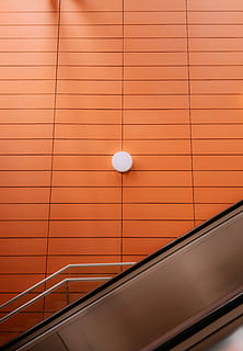 apagar la luz, redondo, blanco, Sistema de alarmas, naranja, pared, escalera mecánica, arquitectura, pasos, escalera, nadie, adentro, estructura construida, color naranja, azulejo, barandilla, piso, equipo de iluminación, pared - característica de la construcción, modelo, moderno, transporte, edificio, iluminado, diseño, techo, casa, día, 5K, CC0, dominio público, libre de derechos