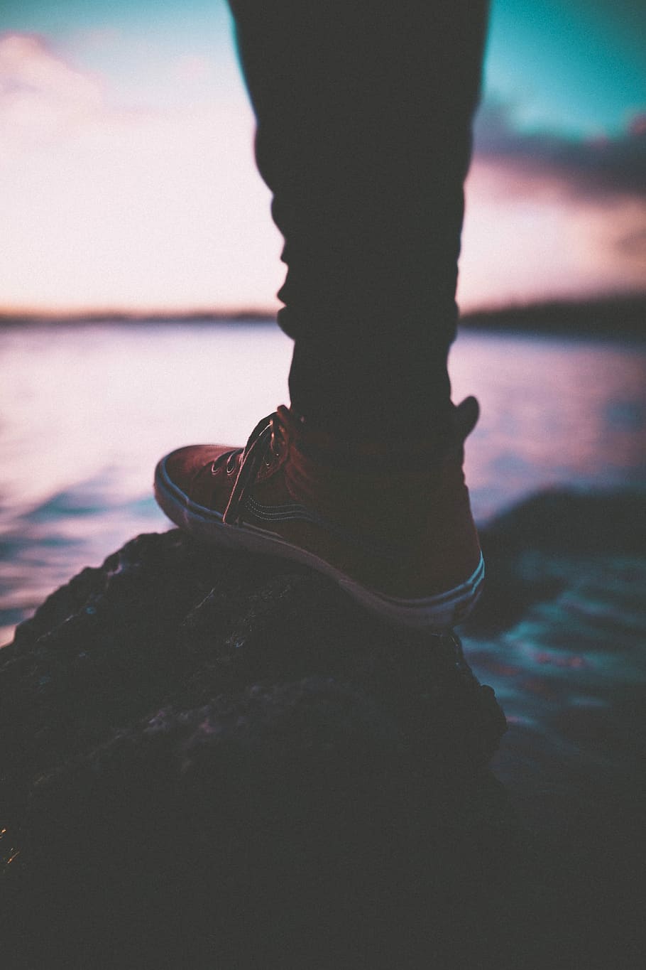 persona, indossare, rosso, vans scarpa alta, sneaker low-top, scarpa, roccia, tramonto, nuvole, rosa, parte del corpo umano, acqua, gamba umana, una persona, sezione bassa, persone reali, parte del corpo, natura, attività di svago, lago, stili di vita, concentrarsi sulle conoscenze acquisite, persona irriconoscibile, giorno, in piedi, all'aperto, avvicinamento, piede umano, arto umano, 4K