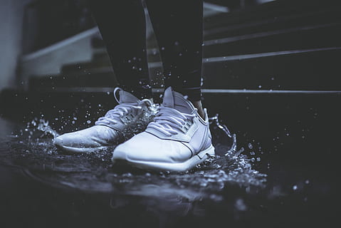 persoană, permanent, corp, apă, purtare, alb, alergare, pantofi, podea, stropi, baltă, cădere brusca, pantof, umed, pantof de tenis, Modă, ploaie, stradă, stil, Adida, antrenor, încălțăminte de alergat, stomp, oameni adevărați, parte a corpului, partea corpului uman, secțiune joasă, piciorul uman, o persoana, stiluri de viață, selectiv, în interior, persoană nerecunoscută, Activitatea de agrement, bălăceală, bărbați, membrul uman, membru, zi, deget, 5K, CC0, domeniu public, fără drepturi de autor