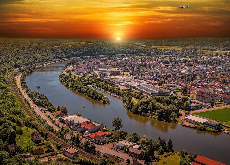 posta de sol, neckar, abendstimmung, cel, resplendor, romanç, riu, atmosfèric, paisatge, llum, aigua, arquitectura, naturalesa, medi ambient, vista d’angle alt, estructura construïda, vista aèria, planta, llac, ciutat, arbre, bellesa a la natura, a l'aire lliure, cap gent, exterior de l'edifici, 5K