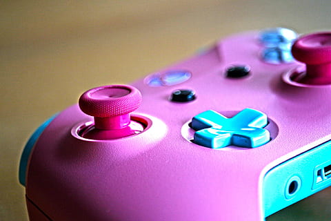 ροζ ελεγκτή παιχνιδιών, xbox, ελεγκτής, έλεγχος, gamepad, κονσόλα, βιντεοπαιχνίδι, παίζω, κονσόλα παιχνιδιού, βίντεο, μπλοκ, χόμπι, παιχνίδια, Παιχνίδια, gamer, βίντεο gamer, κορίτσι, xbox ένα, σχέδιο, σχεδιαστικό εργαστήριο, microsoft, ροζ, μπλε, γαλάζιο, ροζ χρώμα, εντός κτίριου, χωρίς κόσμο, γκρο πλαν, πολύχρωμα, μωβ, shot στούντιο, καλλιτεχνική κουλτούρα και ψυχαγωγία, μεμονωμένο αντικείμενο, υψηλή γωνία θέασης, επικοινωνία, επιλογή, νεκρή φύση, τραπέζι, παιχνίδι, παιχνίδια αναψυχής, πορφύρα βαφή, σχήμα, 2K, CC0, δημόσιος τομέαςα, χωρίς δικαιώματαe