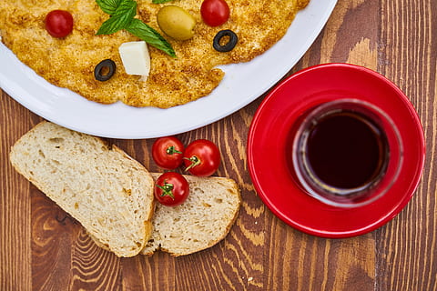 Omelett, Ei, Frühstück, Tee, Brot, Tomate, Essen Foto, Ernährung, Nahansicht, gesunder Lebensstil, Detail, niemand, Diät, wunderschönen, gesundes Essen, Lebensmittel, Makro, Hintergrund, gesund, frisch, Küche, Gesundheit, köstlich, Fotografie, Produktfoto, Morgen, Hintergründe, horizontal, Teller, Vitamin, Tabelle, organisch, Foto, Essen und Trinken, Obst, Gemüse, Mahlzeit, Getränk, Holz - Material, direkt darüber, Erfrischung, Frische, fertig für den Verzehr, Wohlbefinden, Olive, rot, würzen, keine Leute, Kraut, Abendessen, Geschirr, 5K, CC0, gemeinfrei, lizenzfrei