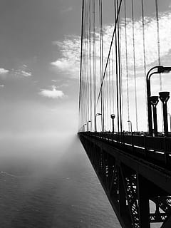 não tão dourado, foto em tons de cinza, Ponte suspensa, nuvem - céu, céu, transporte, agua, ponte, natureza, ninguém, ponte - estrutura feita pelo homem, mar, scenics - natureza, estrutura construída, dia, conexão, beleza na natureza, arquitetura, tranquilidade, ao ar livre, barco a vela, 4K, CC0, domínio público, royalty free