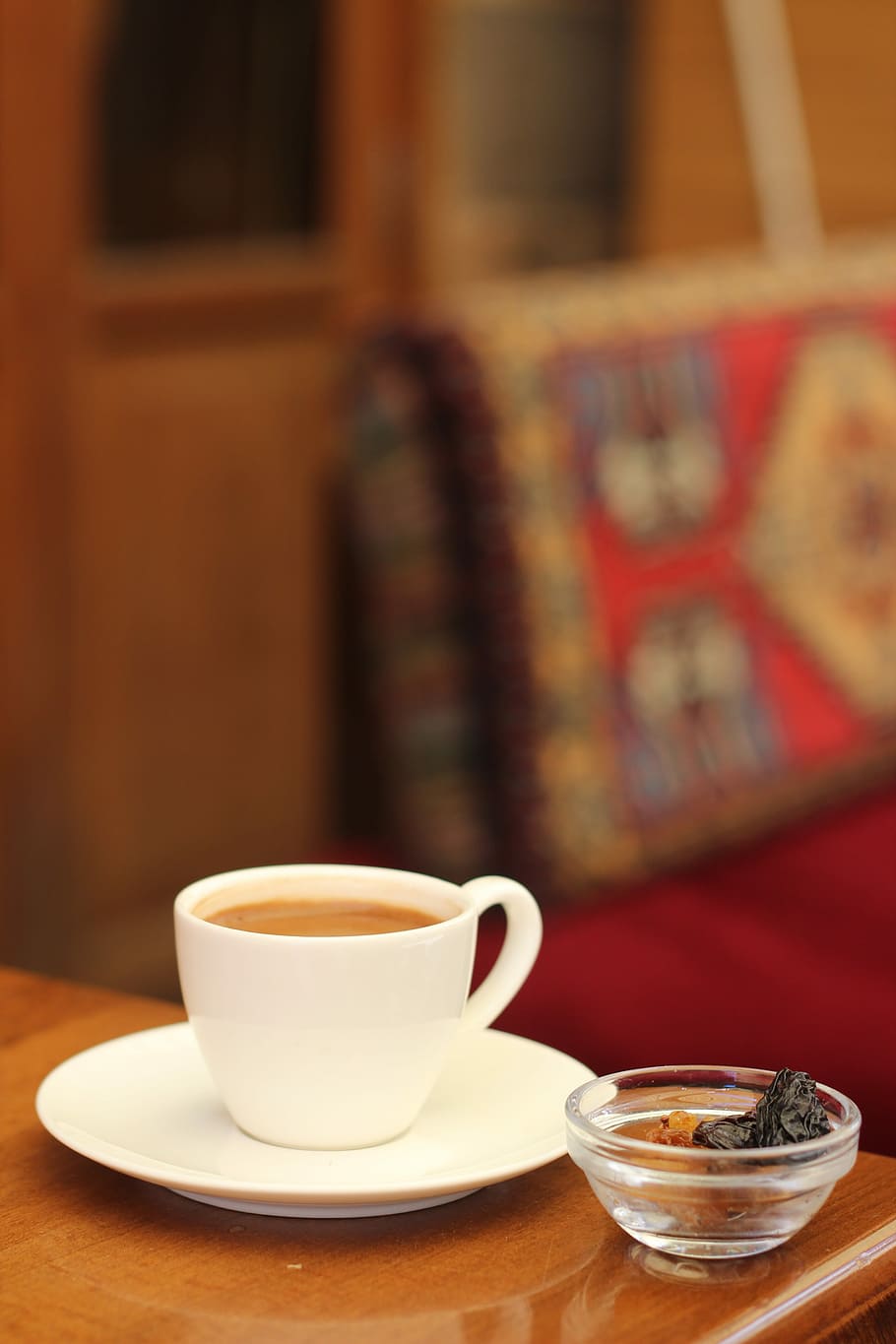Kaffee, alt, auf, Untertasse, Kaffee trinken, Kaffeetasse, Getränk, heisses Getränk, Essen und Trinken, Erfrischung, Tasse, Becher, Geschirr, Tabelle, Fokus auf den Vordergrund, drinnen, Stillleben, Frische, Tee, keine Leute, Nahansicht, Lebensmittel, alkoholfreies Getränk, Teetasse, Glas, Schwarzer Tee, 5K