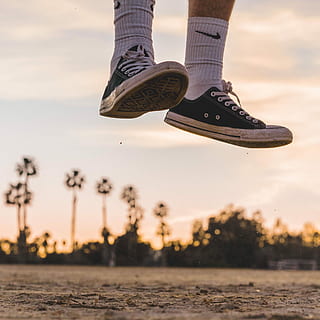 person, iført, sort, low-top sneakers, hoppe, høj, hvid, himmel, top, beton, fortov, flyde, sko, træ, lavt afsnit, kropsdel, menneskelige ben, menneskelig kropsdel, en person, menneskelig lem, lemmer, livsstil, fritidsaktivitet, natur, Midt i luften, bevægelse, rigtige mennesker, uigenkendelig person, solnedgang, udendørs, dygtighed, menneskelige fod, stå på skøjter, jeans, 2K, CC0, offentligt domæne, royaltyfrie