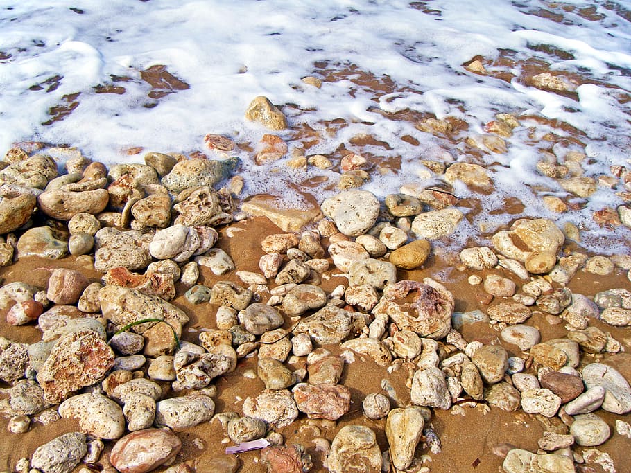 beige sten parti, strand, baggrund, ocean, sand, småsten, klipper, ferie, slap af, sommer, rejse, tropisk, kystlinje, sommerferie, trope, bestemmelsessted, eventyr, blå, klar, kyst, farverig, vand, ingen mennesker, høj vinkel visning, dag, natur, solid, klippe, fuld ramme, skønhed i naturen, jord, ro, våd, udendørs, baggrunde, sten-, tæt på, rock-objekt, overflod, rullesten, overfladisk, 2K
