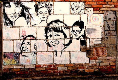 Wand, Ziegel, bemalte Wand, Kunst und Handwerk, Kreativität, Wandbau - Funktion, Graffiti, menschliche Darstellung, die Architektur, gebaute Struktur, Darstellung, Text, Ziegelwand, Tag, keine Leute, Backstein, männliche Ähnlichkeit, Straßenkunst, Gebäudehülle, Wandgemälde, weibliche Ähnlichkeit, Kommunikation, draußen, 1080P, CC0, gemeinfrei, lizenzfrei