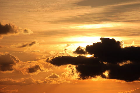 por do sol, Dom, nuvens, Sombrio, brilhante, nuvem, contrail, nuvens escuras, nuvem brilhante, abendstimmung, céu, tarde, céu noturno, nuvem - céu, scenics - natureza, céu dramático, cloudscape, beleza na natureza, origens, meio Ambiente, atmosfera, luz solar, cor laranja, tranquilidade, natureza, idílico, amarelo, crepúsculo, cor vibrante, ninguém, ao ar livre, vento, abstrato, 5K, CC0, domínio público, royalty free