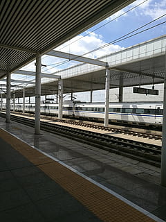 ferrovia ad alta velocità, Cina, Baoding, trasporto ferroviario, traccia, mezzi di trasporto, ferrovia, piattaforma della stazione ferroviaria, stazione ferroviaria, architettura, struttura costruita, trasporto pubblico, modo di trasporto, giorno, viaggio, cielo, natura, nessuno, treno, luce del sole, nuvola - cielo, treno - veicolo, esterno dell'edificio, all'aperto, stazione, colonna architettonica, piattaforma, soffitto, 4K, CC0, dominio pubblico, privo di copyright