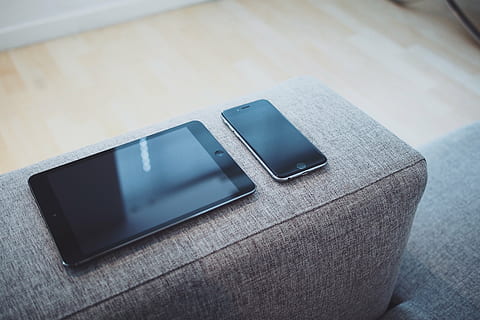 sort ipad, ipad, iphone, tablet, computer, mobil, smartphone, teknologi, apparat, moderne, meddelelse, digital, forretning, elektronisk, røre ved, Skærm, Information, smart, pc, internet, æble, trådløs, æblecomputer, hvid, udstyr, mobilitet, design, gadget, touchscreen, sæt, nutidige, ny, blank, desktop, smart telefon, mobiltelefon, telefon, trådløs teknologi, forbindelse, bærbar informationsenhed, høj vinkel visning, indendørs, tæt på, bord, touch screen, enhed skærmen, ingen mennesker, stilleben, gulve, træ - materiale, livsstil, 2K, CC0, offentligt domæne, royaltyfrie