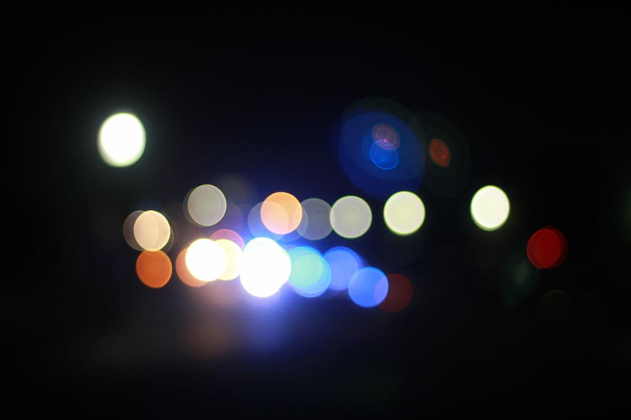 bokeh, lampu, malam, diterangi, peralatan penerangan, tidak fokus, tutul, pola, lingkaran, bentuk geometris, tidak ada orang, bentuk, cahaya, bersinar, latar belakang, abstrak, multi-warna, fenomena cahaya - alami, jalan, lampu jalan, efek cahaya, di luar rumah, lampu listrik, latar belakang hitam, gelap, lensa suar, efek bertekstur, lampu disko, proyeksi, 5K