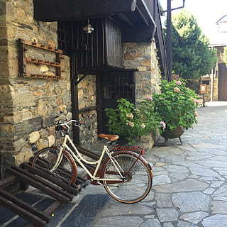 Brun, hvid, hollandsk cykel, parkeret, ved siden af, hus, rustik, Leon, restaurant, gammel by, middelalderlige landsby, cykel, cykler, retro, årgang, arkitektur, bygget struktur, transportmidler, bygning udvendig, bygning, land køretøj, transportform, plante, dag, ingen mennesker, stationær, udendørs, potteplante, natur, murbygningsfunktion, parkering, boligområde, by, hjul, 1080P, CC0, offentligt domæne, royaltyfrie