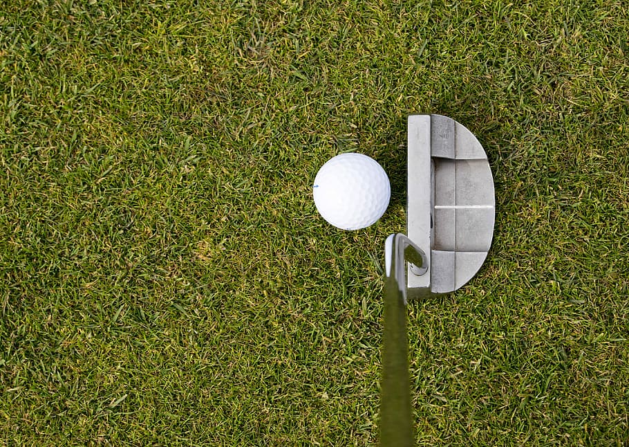golfový míček, golfový klub, trávník trávy, golf, putter, tráva, sport, golf, putter, uvedení, klub, míč, hra, hrát si, hráč golfu, rekreace, zařízení, volný čas, chod, putt, zelená, kurz golfu, zelené - golfové hřiště, aktivita, rostlina, zelená barva, volnočasové aktivity, vysoký úhel pohledu, den, Příroda, nikdo, jamkoviště, otvor, venku, víkendové aktivity, bít, 4K