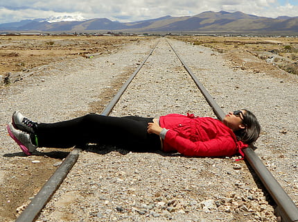 donna, posa, treno ferroviario, donne, treno, percorsi, piattaforma, i viaggiatori, locomotiva, viaggio, sognare, riposo, persone, all'aperto, natura, lunghezza intera, attività di svago, montagna, sdraiarsi, stili di vita, giorno, una persona, persone reali, terra, guardando la fotocamera, femmine, ritratto, infanzia, uomini, bambino, luce del sole, 4K, CC0, dominio pubblico, privo di copyright