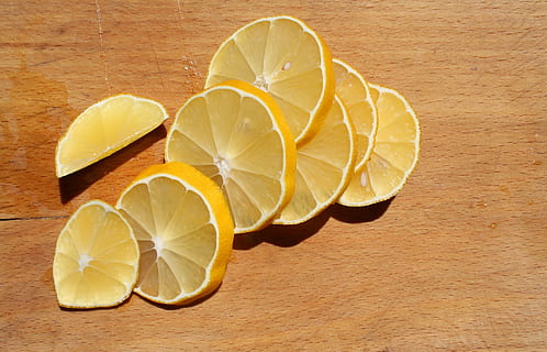 aranciata a fette, Limone, fetta, giallo, frutta, agrume, fresco, succoso, rinfresco, estate, naturale, tavola, Marrone, cibo, cibo e bevande, mangiare sano, agrumi, freschezza, benessere, in casa, tavolo, legno - materiale, avvicinamento, nessuno, sezione trasversale, girato in studio, direttamente sopra, gruppo di oggetti, natura morta, venatura del legno, arancia, cibo vegetariano, 2K, CC0, dominio pubblico, privo di copyright