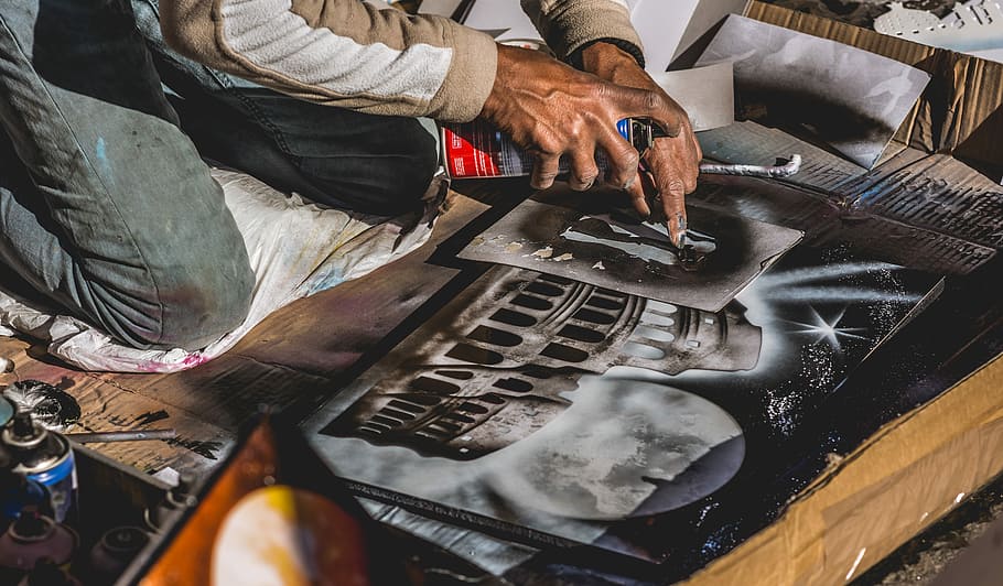 persona, sinistra, indice, puntamento, calcestruzzo, costruzione, stampato, foto, superiore, tavolo, in cima, persone, lavoro, uomini, in casa, auto, mezzi di trasporto, solo un uomo, officina riparazioni auto, Solo uomini, una persona, persone reali, occupazione, vista dall'alto, mano umana, mano, preparazione, Sezione centrale, parte del corpo umano, abilità, detenzione, attività commerciale, mestiere, spazzola, adulto, 5K