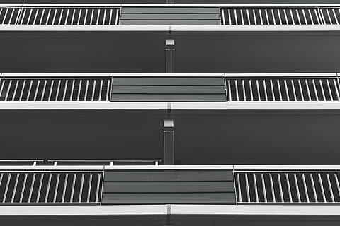 nero, bianca, dipinto, costruzione, architettura, infrastruttura, struttura, istituzione, appartamento, finestre, condominio, Hotel, modello, nessuno, sfondi, acciaio, in casa, giorno, avvicinamento, struttura costruita, esterno dell'edificio, ringhiera, Inquadratura dal basso, fotogramma intero, quartiere residenziale, finestra, all'aperto, luce del sole, città, esterno, balcone, moderno, natura, 4K, CC0, dominio pubblico, privo di copyright
