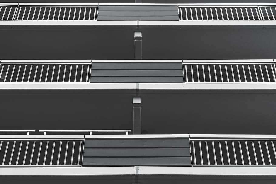 negre, blanc, pintat, edifici, arquitectura, infraestructura, estructura, establiment, apartament, finestres, condomini, hotel, patró, cap gent, fons, acer, a l'interior, dia, primer pla, estructura construïda, exterior de l'edifici, barana, vista d’angle baix, marc complet, barri residencial, finestra, a l'aire lliure, llum solar, ciutat, exterior, balcó, modern, naturalesa, 4K