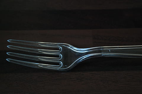 furculiţă, tacâmuri din plastic, furculiță din plastic, plastic, tacâmuri, transparent, furci, nici o persoana, a închide, în interior, zi, metal, ustensile de bucatarie, studio shot, lemn - material, un singur obiect, mănâncă ustensile, Fundal negru, argintiu colorat, lucios, echipamente de uz casnic, masa, muzică, linguriţă, natură moartă, instrument muzical, echipament, oţel, crom, 5K, CC0, domeniu public, fără drepturi de autor