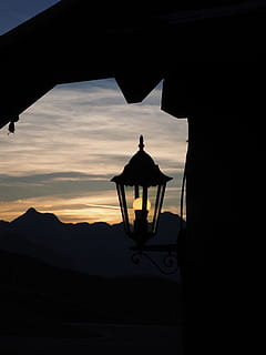 Laterne, Licht, Beleuchtung, Abend, Jaufenpass, hohes Kreuz oben, Lampe, historische Straßenbeleuchtung, Silhouette, Sonnenuntergang, Himmel, Lichtanlage, die Architektur, Flachwinkelansicht, wolke - himmel, gebaute Struktur, drinnen, Natur, keine Leute, Berg, hängend, orange Farbe, elektrische Lampe, Gebäude, Decke, Leuchte, 4K, CC0, gemeinfrei, lizenzfrei