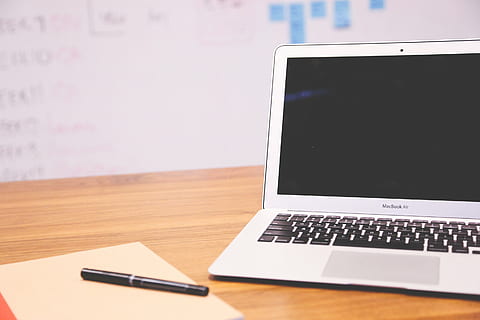 Macbook Air, flap, luft, bredvid, svart, kulpenna, penna, bärbar dator, dator, teknologi, anteckningsblock, anteckningsbok, objekt, kontor, skrivbord, företag, arbetssätt, whiteboard, trådlös teknik, kopiera utrymme, kommunikation, tom, inomhus, dator tangentbord, datorskärm, förbindelse, tabell, bärbarhet, datorutrustning, inget folk, möbel, bärbar informationsanordning, datornätverk, närbild, fokusera på förgrunden, silverfärgad, tangentbord, global kommunikation, 2K, CC0, offentligt domän, royaltyfria