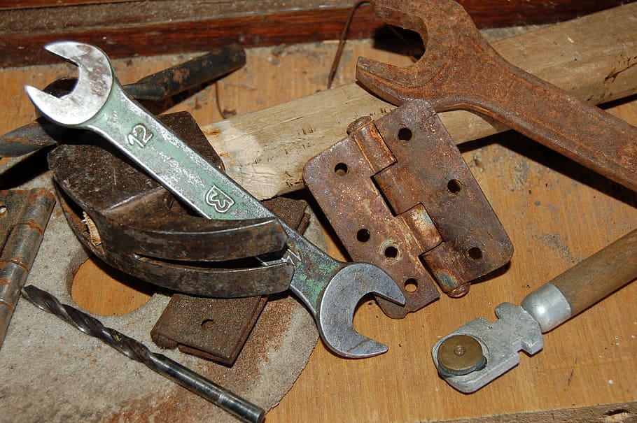 metall, claus, eina, vell, garatge, taula, òxid, rovellat, cap gent, vista d’angle alt, equipament, eina de treball, a l'interior, dia, força, material de fusta, maquinària, primer pla, Eina de mà, natura morta, aixafar, patró, obsoleta, Serra de mà, 2K