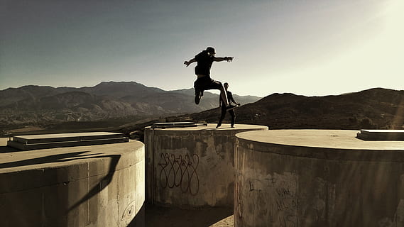 Mann, Springen, zwei, Zylindergebäude, Schattenbildfoto, Beton, Container, tagsüber, springt, Männer, eine Person, draußen, Menschen, in voller Länge, Nur ein Mann, Skateboard, Sportrampe, Skateboard park, Berg, Himmel, Natur, Freizeitbeschäftigung, Lebensstile, Gebirge, Sport, Tag, Kunststück, Sonnenlicht, echte Menschen, Fertigkeit, Extremsportarten, Erwachsene, 5K, CC0, gemeinfrei, lizenzfrei