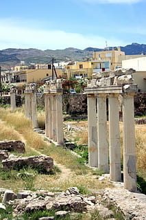 columnes, Grècia, antic, ruïnes, grec, arquitectura, vell, pedra, històric, civilització, estructura, referència, monument, estructura construïda, exterior de l'edifici, muntanya, cel, edifici, naturalesa, dia, cap gent, llum solar, història, casa, terra, planta, el passat, a l'aire lliure, barri residencial, Serra, civilització antiga, columna arquitectònica, arruïnat, arqueologia, 4K, CC0, domini públic, lliure de regalies