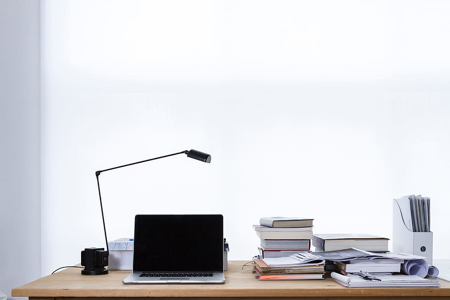 macbook, professionista, accanto, mucchio, assortito colori, etichettato, libri, Marrone, di legno, scrivania, il computer portatile, computer, del browser, ricerca, attività commerciale, lavoro, tavolo, lampada, File, ufficio, tecnologia, tecnologia wireless, mobilia, copia spazio, pila, comunicazione, nessuno, in casa, connessione, documento, schermo del computer, attrezzatura informatica, lavoro d'ufficio, 5K