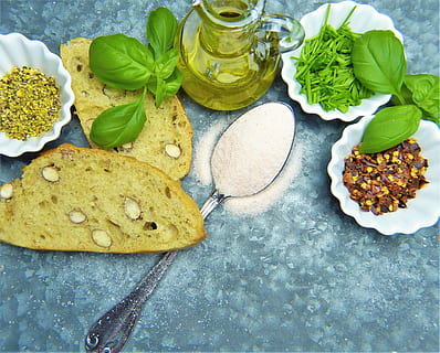 pa, menjar, saludable, cullera, al forn, alfàbrega, bio, Xile, cebollí, cuinar, cuina, deliciós, dieta, plat, farina, des de dalt, gluten, salut, herbes, casolà, pa de nou, nutrició, fruits secs, oli, farratge, sal, salat, pasta de llet, escrit, espècia, taula, saborós, vegetarià, blat sencer, menjar i beguda, full, frescor, part de la planta, vista d’angle alt, a l'interior, cap gent, alimentació saludable, herba, natura morta, benestar, naturalesa, planta, primer pla, utensili per menjar, ingredient, llest per menjar, fulles, temptació, 2K, CC0, domini públic, lliure de regalies