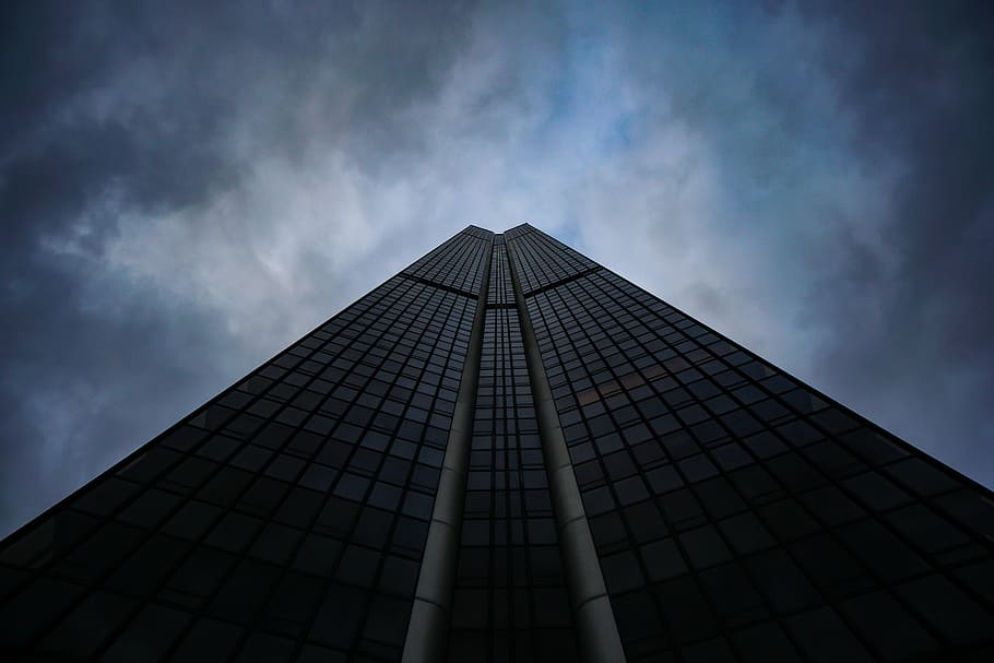 fotografia de baixo ângulo, Preto, concreto, construção, óculos, nublado, céu, arranha-céus, arquitetura, torre, arranha-céu, janela, estrutura construída, exterior do edifício, nuvem - céu, cidade, alto - alto, exterior do prédio de escritórios, visão de baixo ângulo, ninguém, moderno, natureza, ao ar livre, destinos de viagem, forma triangular, escritório, dia, diretamente abaixo, sinistro, 5K