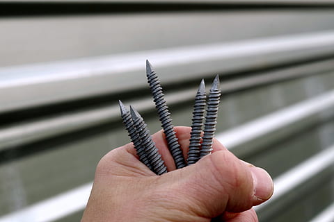 persona, detenzione, tre, grigio, viti, unghie, acuto, utensili, pericoloso, salute sul lavoro, accuratamente, male, lavoro, costruzione, il design del, fissare, foglio d'acciaio, la recinzione, metallo, mano umana, mano, parte del corpo umano, una persona, parte del corpo, avvicinamento, dito, dito umano, concentrarsi sulle conoscenze acquisite, connessione, giorno, prospettiva personale, tecnologia, pollice, messa a fuoco selettiva, sicurezza, uomini, 5K, CC0, dominio pubblico, privo di copyright