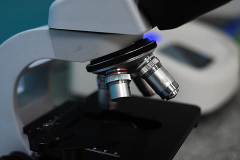 microscopi, tecnologia, recerca, primer pla, educació, instrument òptic, lent - ull, a l'interior, experiment científic, ciència, equips de laboratori, química, salut i medicina, cap gent, laboratori, biologia, maquinària, dia, analitzar, 4K, CC0, domini públic, lliure de regalies