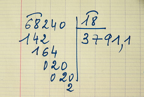 Einteilung, Berechnung, Operation, zahlen, Arithmetik, Handschrift, Aufgabenliste, Erinnerung, Text, Planung, Papier-, Kommunikation, westliche Schrift, Nummer, Nahansicht, keine Leute, drinnen, Formel, Wandbau - Funktion, Schreiben, Botschaft, Geschäft, Skript, Vollbild, nicht-westliche Schrift, Zeichen, Wand, 2K, CC0, gemeinfrei, lizenzfrei