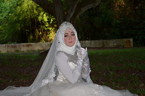 wir, Prominente, Modell-, Feier, Hochzeitskleid, Hochzeit, Veranstaltung, weiße Farbe, Frau, frisch verheiratet, Kleidung, Braut, Baum, Frauen, eine Person, Porträt, Vorderansicht, Emotion, Pflanze, Kamera betrachten, Traurigkeit, Schleier, draußen, 4K, CC0, gemeinfrei, lizenzfrei