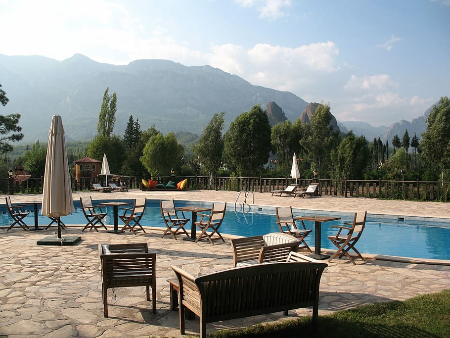 gall dindi, vacances, piscina, estiu, hotel, estiu, hotel, kemer, viatge, cadira, escenics, aigua, tranquil·litat, cadira exterior, muntanya, naturalesa, seient, planta, bellesa a la natura, arbre, cel, dia, Serra, taula, llum solar, escenics - natura, cap gent, escena tranquil·la, absència, buit, a l'aire lliure, 2K