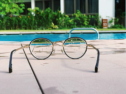 bril, zwart, frames, wit, kleding stof, omlijst, zwemmen, zwembad, dag, perspectief, reflectie, water, het zwembad, geen mensen, natuur, buitenshuis, blauw, selectieve aandacht, detailopname, afwezigheid, stilleven, zonlicht, glas - materiaal, brillen, persoonlijk accessoire, 4K, CC0, publiek domein, royaltyvrij
